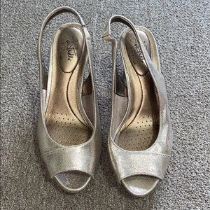 Life Stride Champagne Open Toe Heels/Pumps